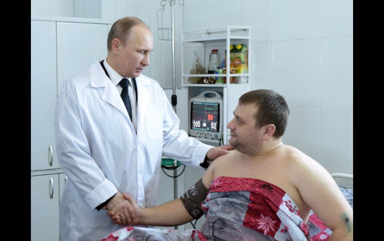 Aquí Putin con uno de los afectados por los actos criminales de los pasados días. AFP /