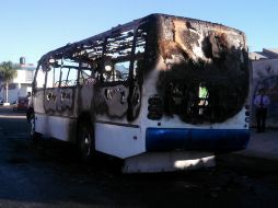 Camión de transporte público incendiado en avenida Las Torres, en Paraísos del Colli. ESPECIAL /