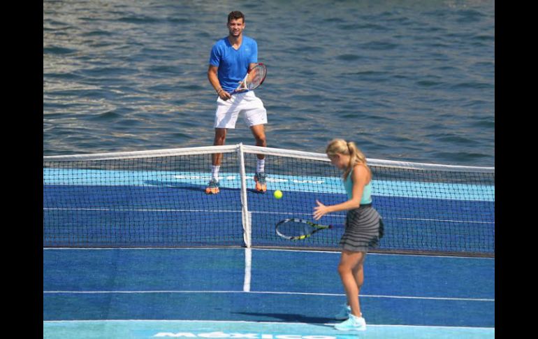 De esta forma los deportistas pelotearon y al final aprovecharon para darse un baño en aguas mexicanas.  /