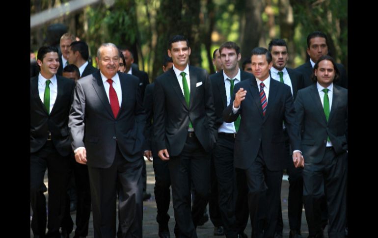 Acompañando a Enrique Peña Nieto estuvieron Jesús Martínez, presidente del Club León, y Carlos Slim, co-propietario del equipo. SUN /