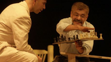 En 'El Gesticulador' un mediocre maestro universitario usurpa la identidad de uno de los caudillos del Norte. ARCHIVO /