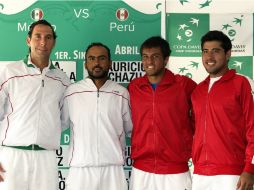 Santiago González y Miguel Ángel Gallardo (izq) y Duilio Bereta y Sergio Galdos (der) posan durante el sorteo de la serie del Grupo II. EFE /