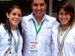 Andre Marx Miranda junto con las clavadistas, Alejandra Orozco que obtiene medalla de oro y Carolina Mendoza la de plata. ESPECIAL /