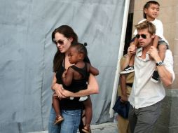 Angelina Jolie y Brad Pitt tienen seis hijos, tres adoptados. En la foto, Zahara (i) de origen etíope, y Maddox (d), de Camboya. ARCHIVO /
