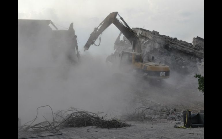 Imagen de los trabajos de demolición que realiza la la Secretaría de Infraestructura en el auditorio de la FEG. ESPECIAL /