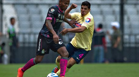 Andres Renteria de Santos y Erik Pimentel de América disputan el balón. MEXSPORT / Roberto Maya