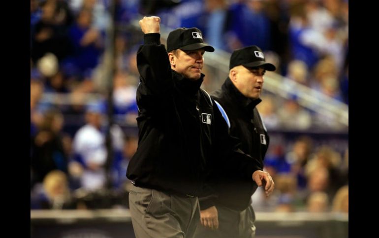 El umpire Jeff Kellogg marca el out tras la revisión de la jugada. AFP / J. Squire