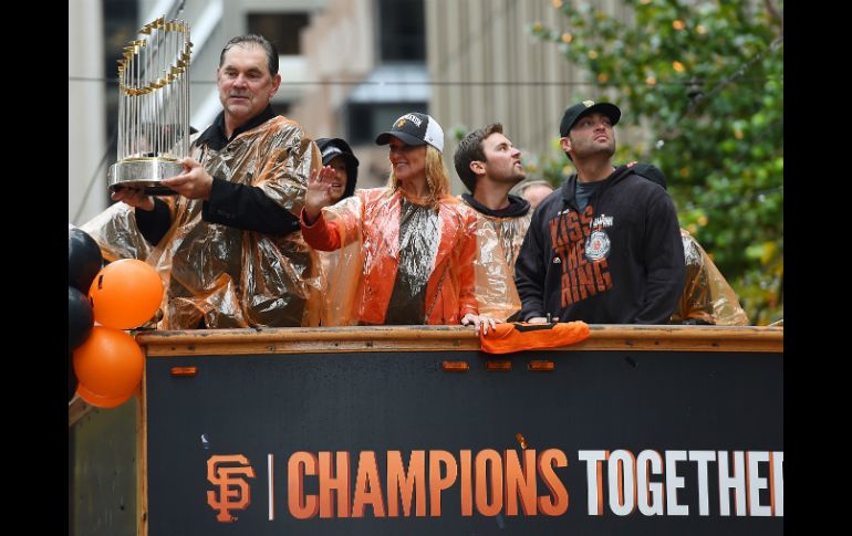 El mánager de los Gigantes, Bruce Bochy, sostiene el trofeo durante la celebración de la novena de San Francisco. AFP / T. Henderson