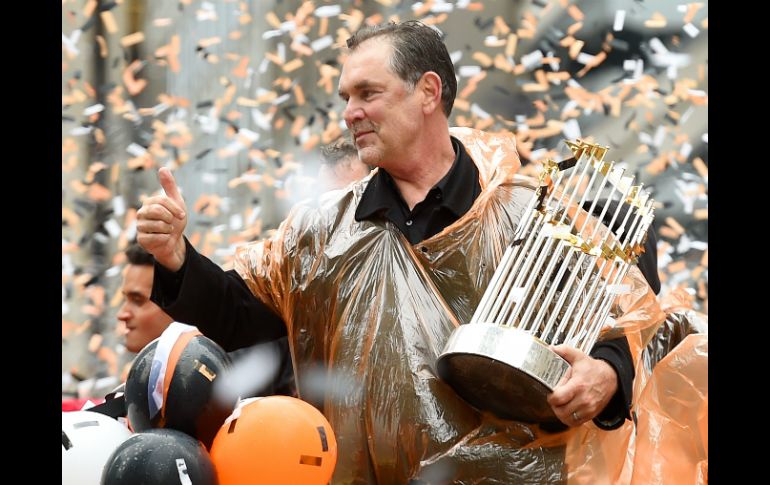 Bruce Bochy muestra el trofeo de la Serie Mundial 2014 ante los aficionados de San Francisco. AFP / ARCHIVO