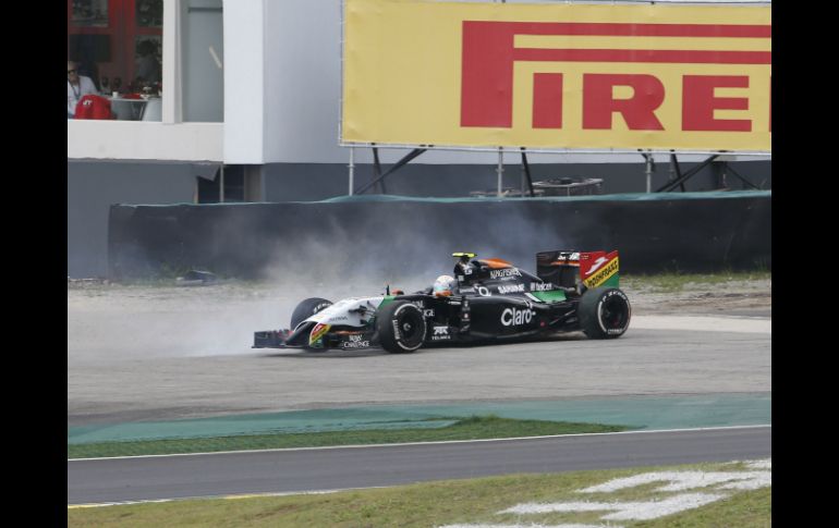 Pérez no participa en la segunda práctica libre tras cederle el volante a Daniel Juncadella. AP / A. Penner.