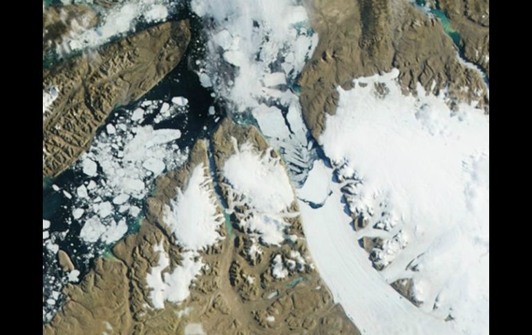 Cuando el agua comienza a infiltrarse en las grietas de los glaciares, hace que el hielo se vuelva más proclive a disolverse. NTX / ARCHIVO