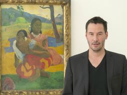 El actor Keanu Reeves, posa frente a la pintura 'Nafea Faa Ipoipo' de Paul Gauguin en el museo de arte de Basilea, Suiza. EFE / G. Kefalas