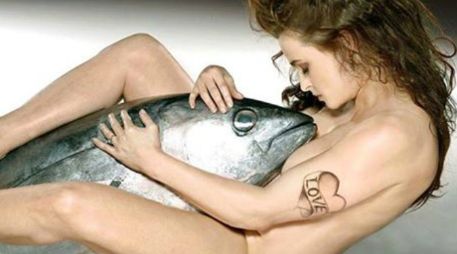 En las fotografías posa totalmente desnuda junto a un atún de 27 kilos en la campala en el Reino Unido. FACEBOOK / BLUE-Marine-Foundation