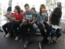 Sumergidos en la lectura. 'Alicia en el país de las maravillas' se convirtió en el motor de la celebración del Día mundial del libro. EL INFORMADOR / R. Tamayo