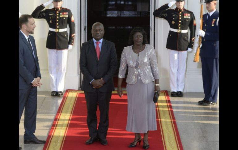 La elección en mayo de 2014 de José Mário Vaz (d) como jefe de Estado puso fin a un periodo de transición en la ex colonia. EFE / ARCHIVO