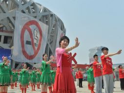 Las autoridades han colocado pictogramas de prohibido fumar en el Nido, el emblemático estadio olímpico de Beijing. AFP /