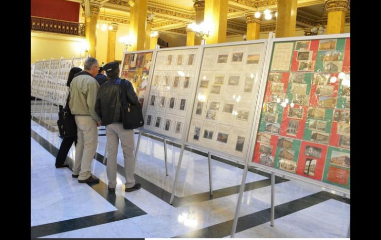 En la exposición se aprecian tarjetas elaboradas de diversas formas en cartón, metal, madera, plástico, piel y otros materiales. TWITTER / ‏@Mexpost_Correos