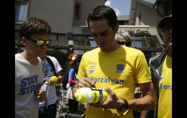 Alberto Contador firma autógrafos durante la jornada de descanso de ayer. AFP / K. Tribouillard