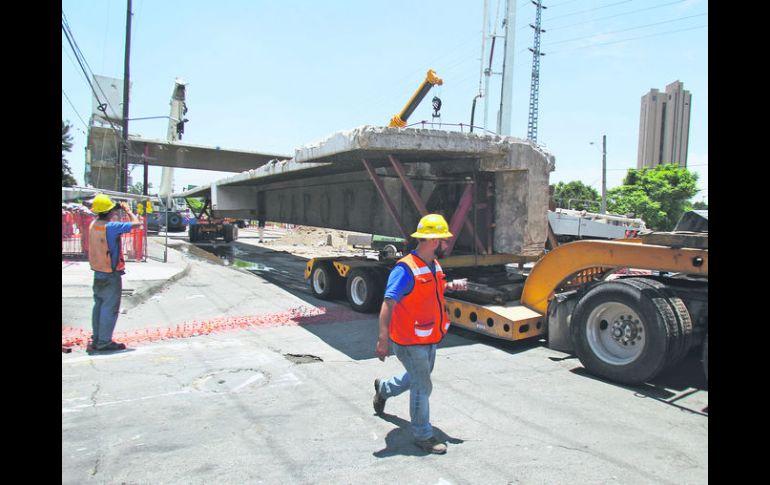 El desmantelamiento de la Puerta Zapopan, puente del arquitecto Fernando González Gortázar, está por concluir,en Avenida Ávila Camacho. EL INFORMADOR / R. Tamayo