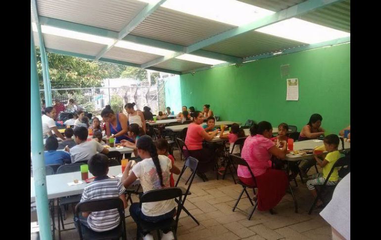 Alan y un grupo de amigos operan comedores comunitarios móviles en la Colonia Ferrocarril y en San Esteban. ESPECIAL /