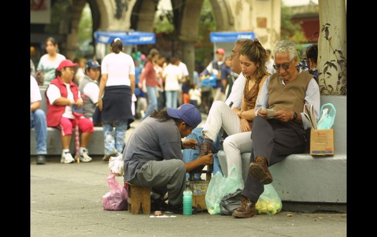 El informe del BID señala que alrededor de 55% de los empleos están en el sector informal. EL INFORMADOR / ARCHIVO