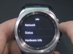 El reloj cuenta con un botón de acceso a contactos favoritos. YOUTUBE / nüTECH