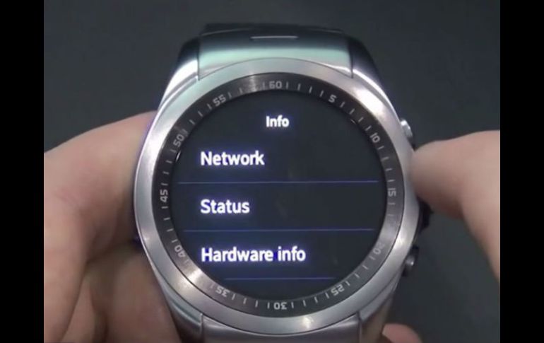 El reloj cuenta con un botón de acceso a contactos favoritos. YOUTUBE / nüTECH