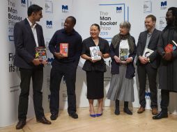 Los aspirantes Sunjeev Sahota, Chigozie Obioma, Hanya Yanagihara, Anne Tyle,  Tom McCarthy y Marlon James posan para una foto grupal. AFP / N. Halle'n