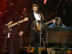Timberlake cantó y rasgó su guitarra mientras interpretaba 'Tennesse Whiskey'. AP / C. Pizzello