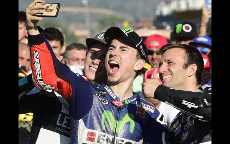 Jorge Lorenzo ganó tras una sanción a Rossi, que lo mandó a salir último en Valencia. AFP / J. Soriano