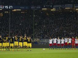 El partido comenzó con dos minutos de silencio, uno por los ataques terroristas en París y otro por el fallecido excanciller alemán. EFE / A. Heimken