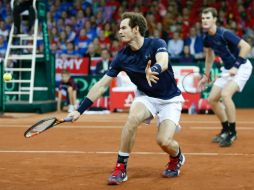 Los británicos Andy y Jamie Murray, en plena acción. EFE / L. Dubrule