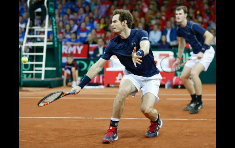 Los británicos Andy y Jamie Murray, en plena acción. EFE / L. Dubrule