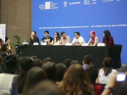 Cientos de asistentes, en su mayoría jóvenes, disfrutaron de la conferencia 'De lector a lector'. ESPECIAL / Mar Adentro