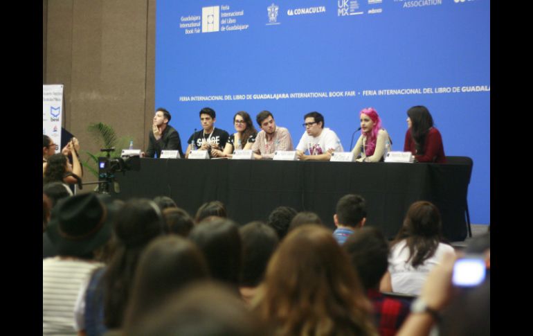 Cientos de asistentes, en su mayoría jóvenes, disfrutaron de la conferencia 'De lector a lector'. ESPECIAL / Mar Adentro