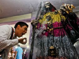 Con danzas y oraciones, las personas llegan al templo de la Santa Muerte en Santa María Coatepec, en Ciudad de México. SUN / F. Ramírez