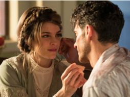 Irene Azuela y Erick Elías llevan los roles protagónicos en la adaptación de la serie española 'Gran Hotel'. TWITTER / @HotelSecretosTV