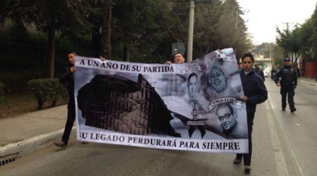 ''Su legado perdurará para siempre'', se lee en una manta que portan los asistentes. TWITTER / @Cuajimalpa_DECE