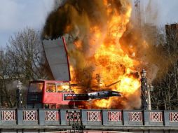Algunos residentes de Londres quedaron preocupados al ver la explosión del autobús en un puente. ESPECIAL /