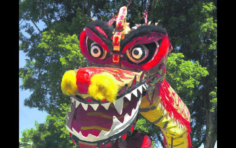 Cultura. El tradicional baile del Dragón forma parte de la bienvenida al nuevo año en China. SUN /