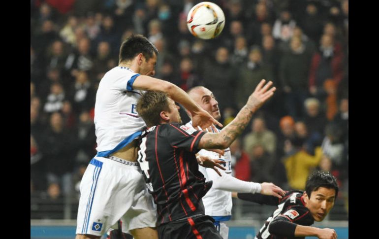 El ex jugador de Chivas no pudo hacer más para que su equipo se llevara la victoria y siguiera avanzando en la liga de Alemania. EFE / A. Dedert