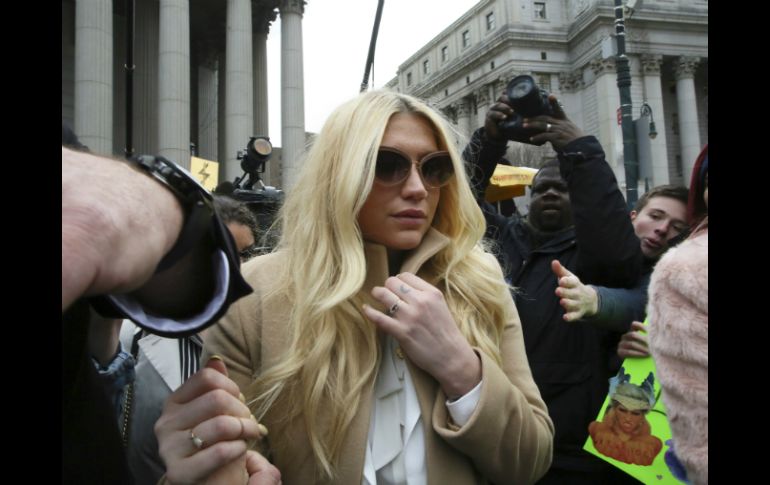 Kesha se negó a hacer comentarios al salir del tribunal y abrazó a algunos de los admiradores que fueron a apoyarla. AP / M.  Altaffer