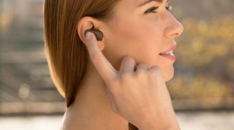 Xperia Ear es un dispositivo inteligente no invasivo que se adapta a la anatomía y en las cosas que una persona usa diario. ESPECIAL /