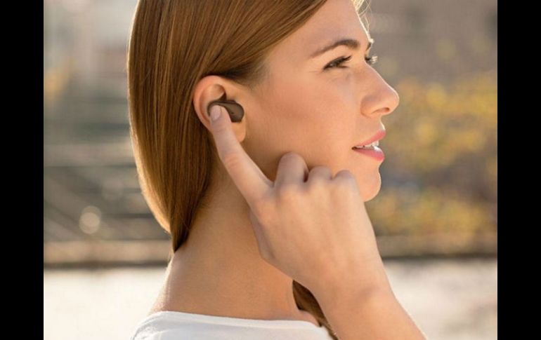 Xperia Ear es un dispositivo inteligente no invasivo que se adapta a la anatomía y en las cosas que una persona usa diario. ESPECIAL /