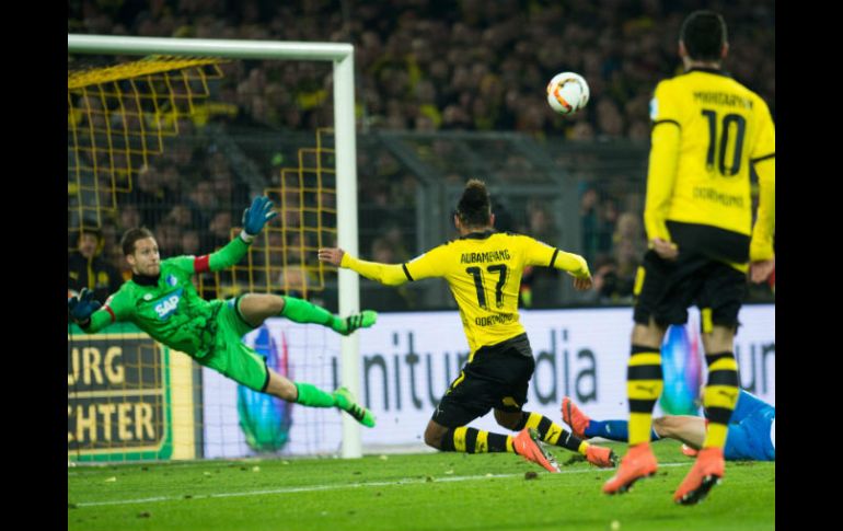 El tercer gol cayó durante el tiempo añadido, siendo el autor de la anotación el gabonés Pierre-Emerick Aubameyang (centro). AFP / B. Thissen