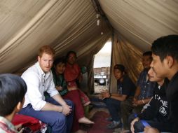 El representante de la corona británica habló con familias que viven en el campamento Bhaktapur. AFP / N. Chitrakar