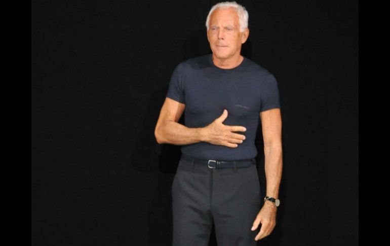 La célebre firma italiana recurrirá a fibras artificiales, así lo anuncia Giorgio Armani. AFP / ARCHIVO