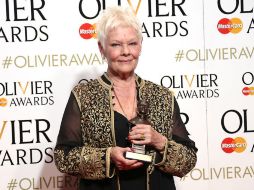 Judi Dench sosteniendo el premio por su actuación en The Winter's Tale. AP / J. Ryan