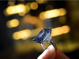 La piedra está clasificada en la categoría 'Fancy vivid Blue', el color más raro para los diamantes azules. AFP / F. Coffrini