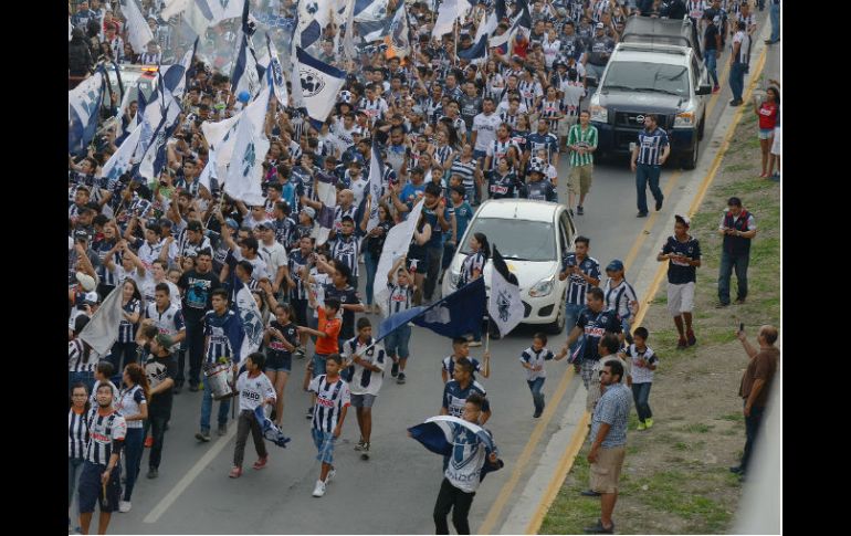 La similitud entre las camisetas del Pachuca con las del local les permite camuflarse. MEXSPORT / J. Martínez